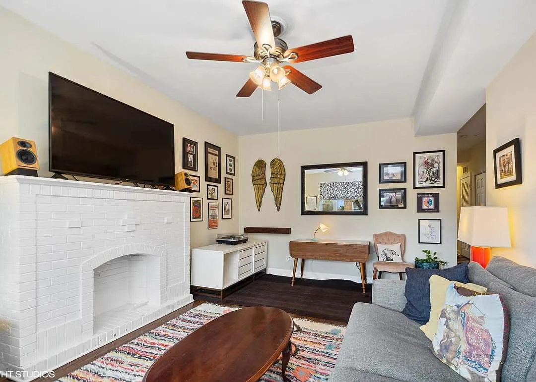 Building Photo - 3817 W Ainslie St #3