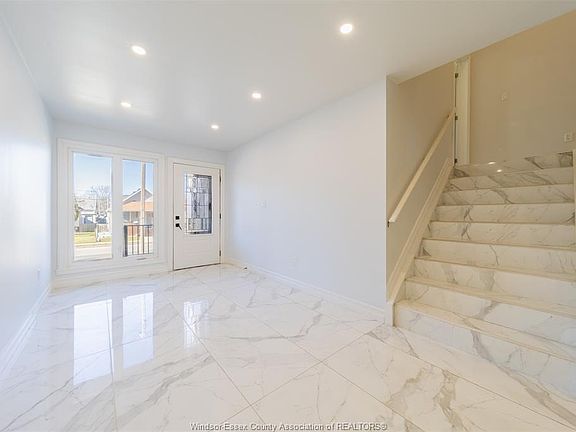 5th image of 1582 Drouillard Rd