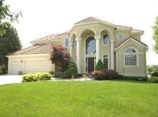 653 NE Shoreline Dr, Lees Summit, MO 64064