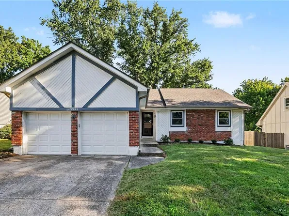 13935 S Cottonwood Dr, Olathe, KS 66062