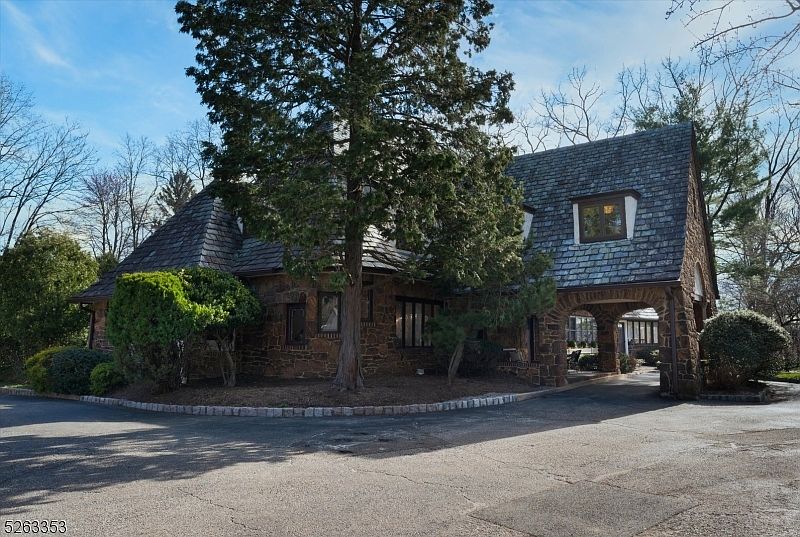 1st image of 26 Village Green Ct