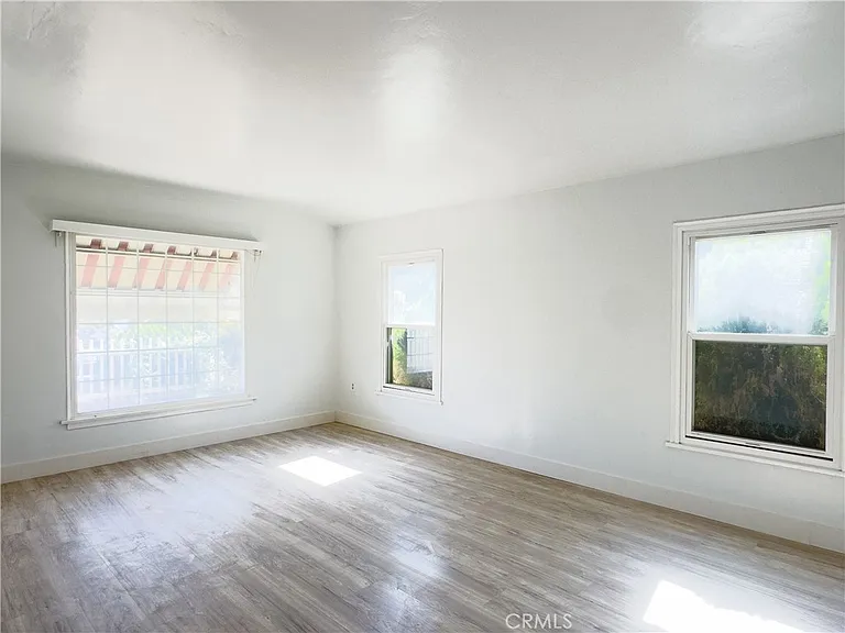 335 W Hillcrest Blvd — Photo 6