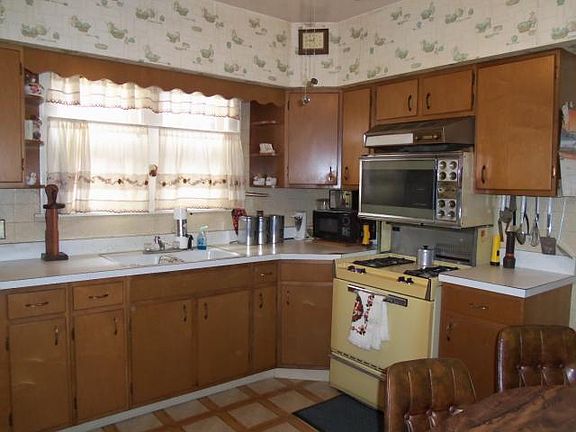Kitchen W/ Table Space