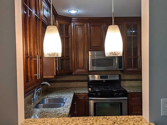 5th image of 1048 Saint Charles Ave NE