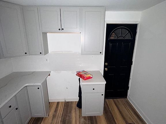 5th image of 614 Emily St