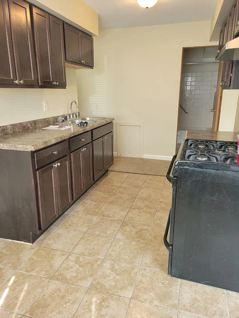 Colonial Apartments — Photo 1