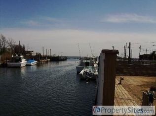 238 W Riviera Dr, Lindenhurst, NY 11757