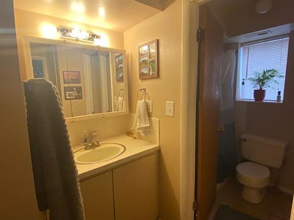 5th image of 938 E Logan Ave #B
