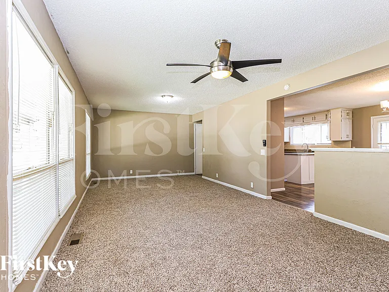2110 Somerset Dr — Photo 3