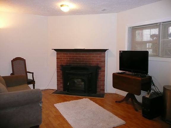 Basmnt rec rm w/pellet stove