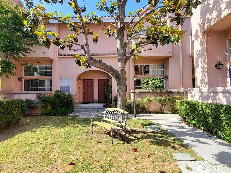 7320 Balboa Blvd #123 — Photo 31