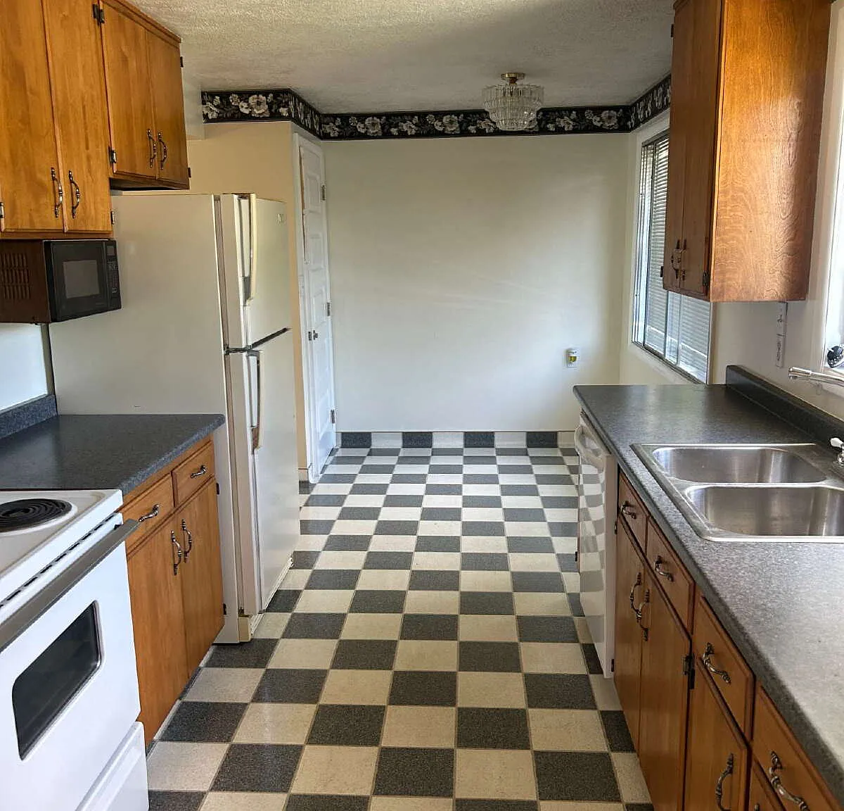 3 bed, 1.0 bath, $1,650 — Photo 4