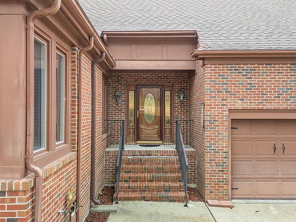 4th image of 207 Muirfield Ln