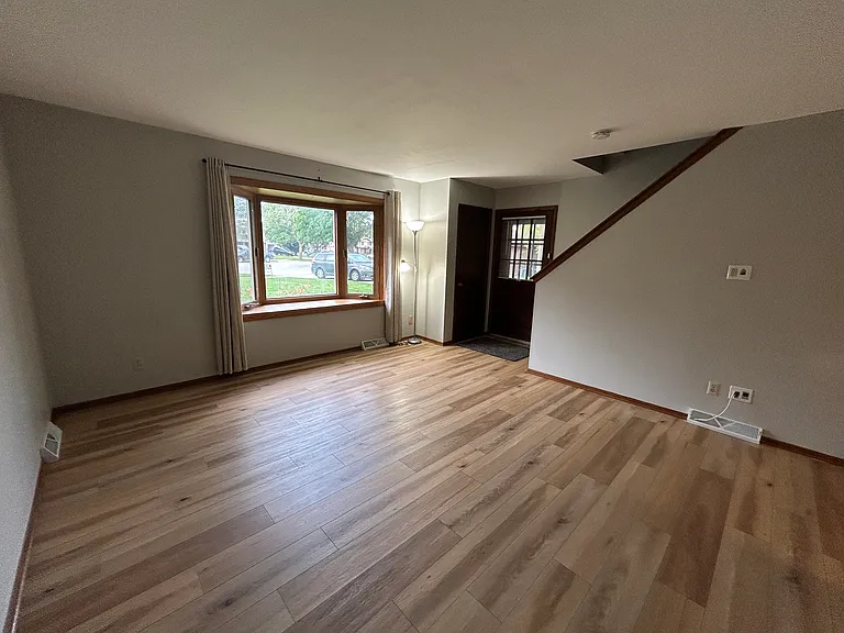 2711 Albany Ct — Photo 4