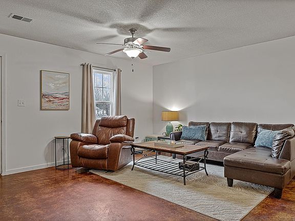 3rd image of 125 Logan St