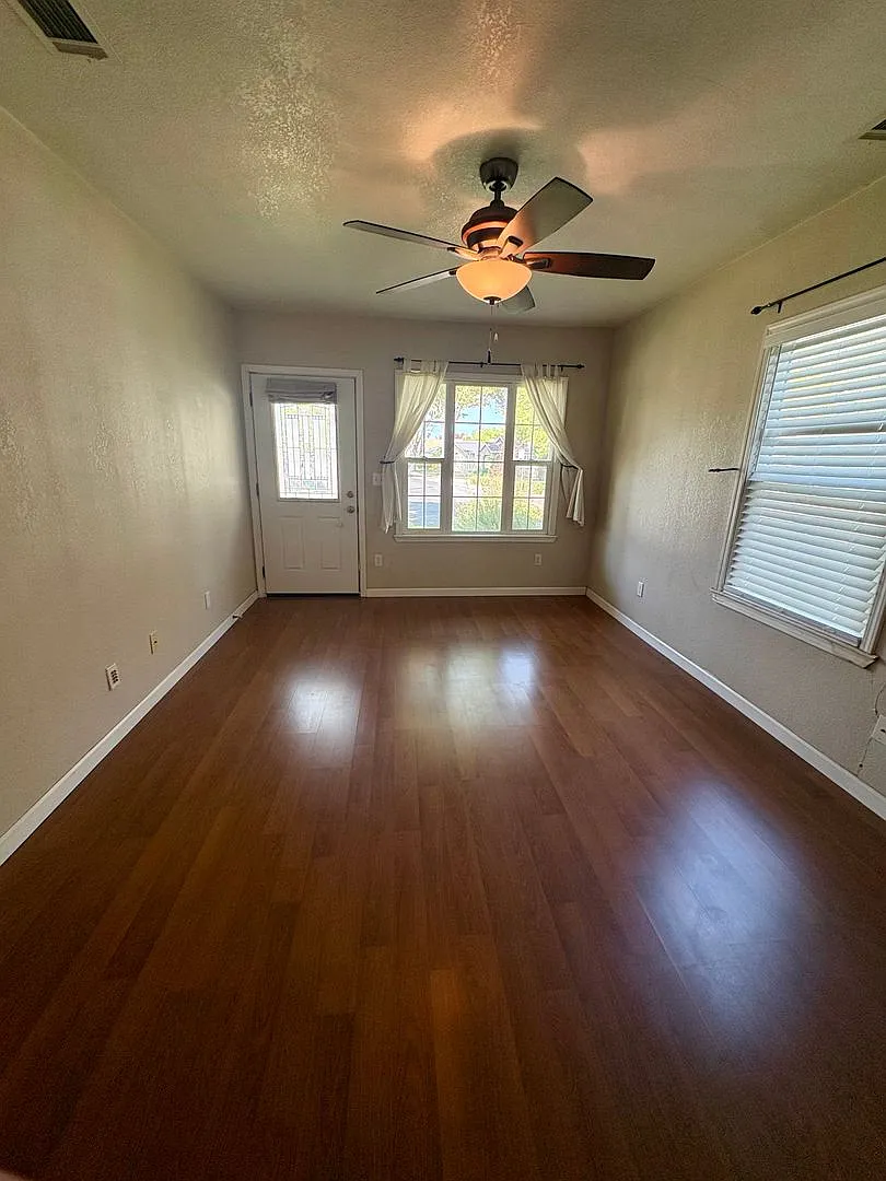 Cozy 2/1 Home in Elmhurst — Photo 4