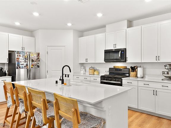 3rd image of 7661 Mojave Wind Ave