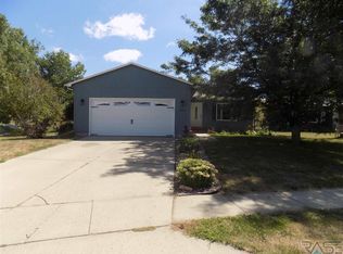 1300 N Homestead Cir, Sioux Falls, SD 57103