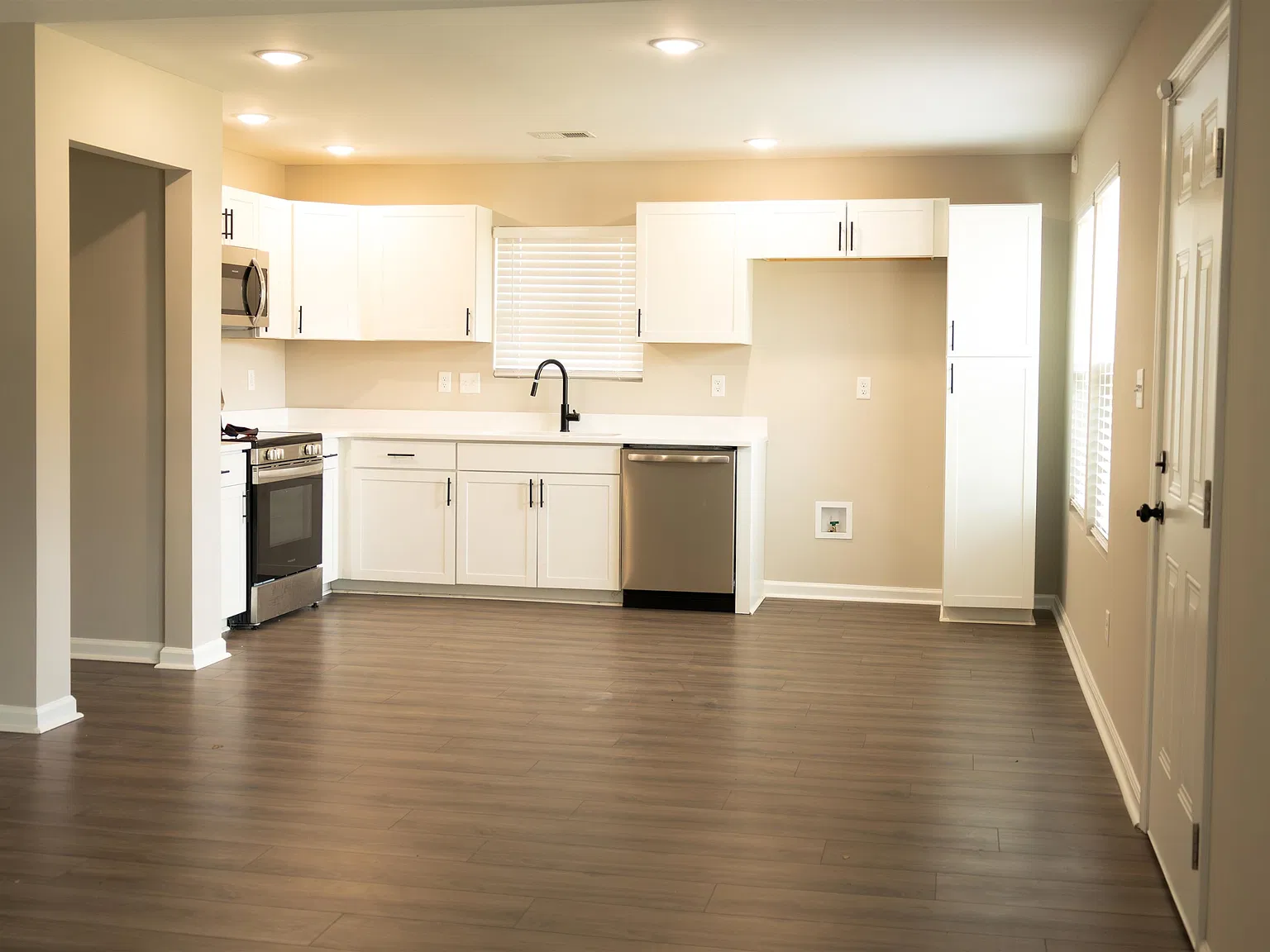 3 bed, 2.0 bath, 1220 sqft, $2,200 — Photo 2