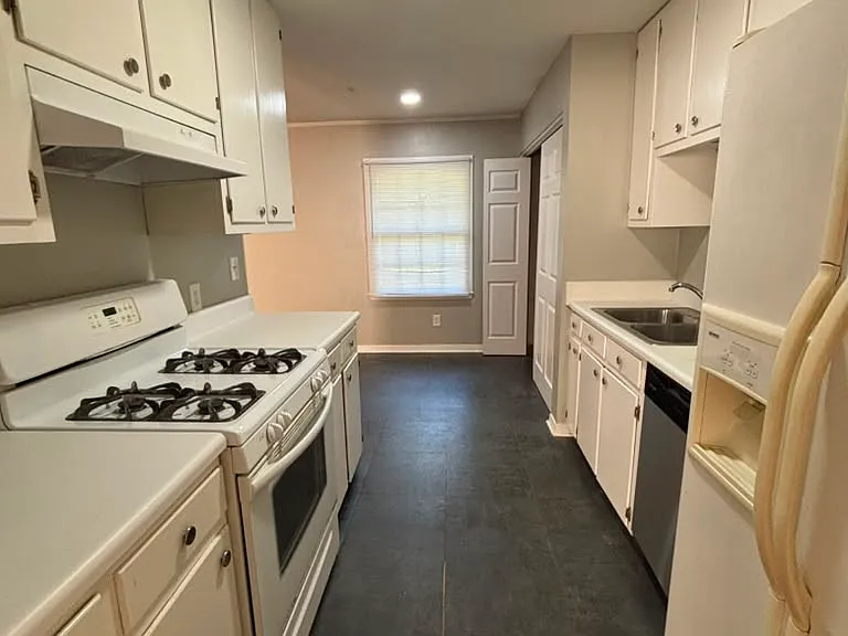 320 Vanderbilt Dr — Photo 10