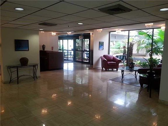3rd image of 919 Hillcrest Dr APT 606