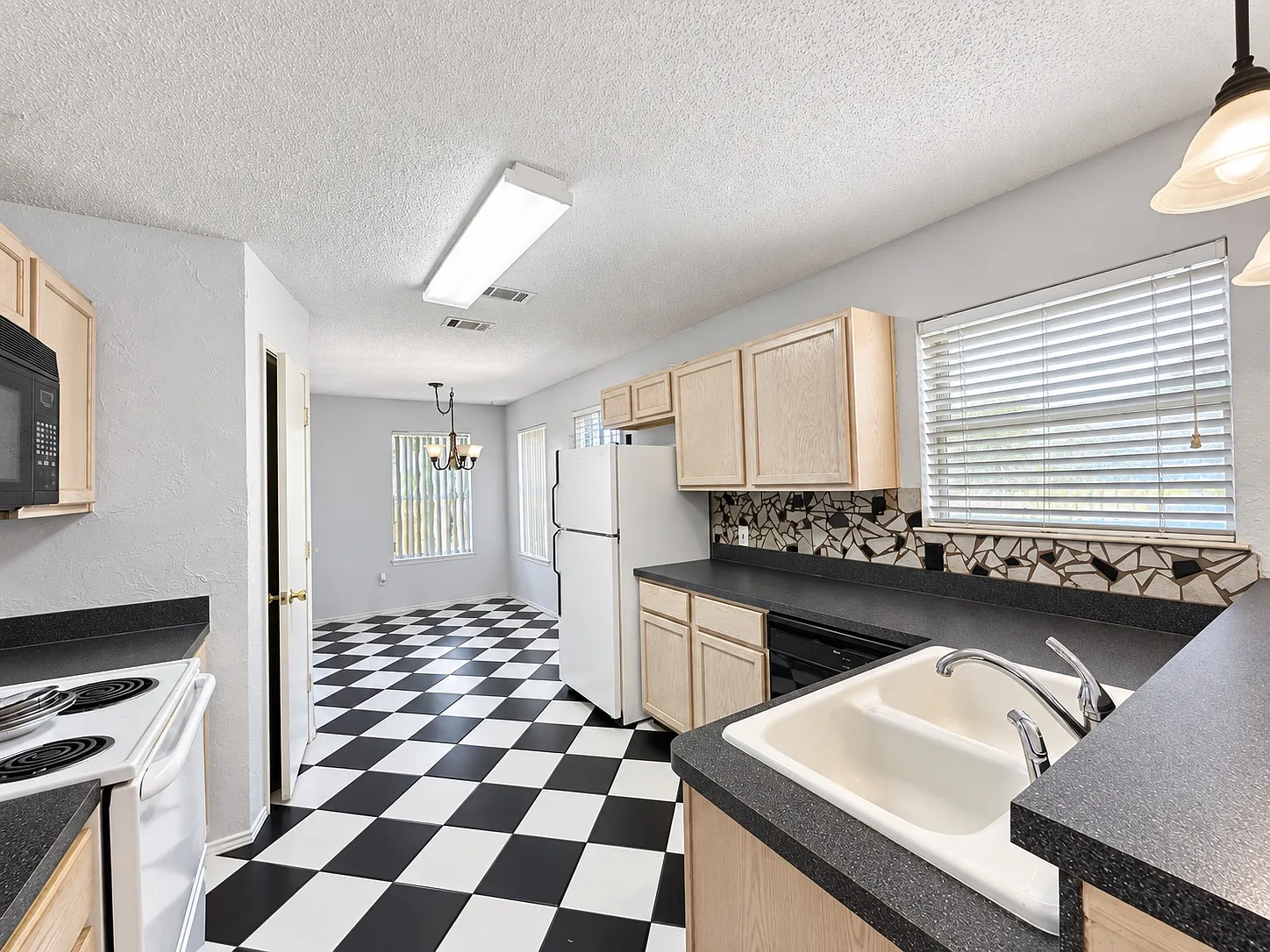 2908 Hollis Dr — Photo 3