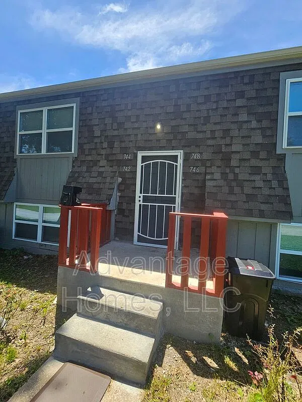 2 bed, 1.0 bath, 900 sqft, $950 — Photo 1