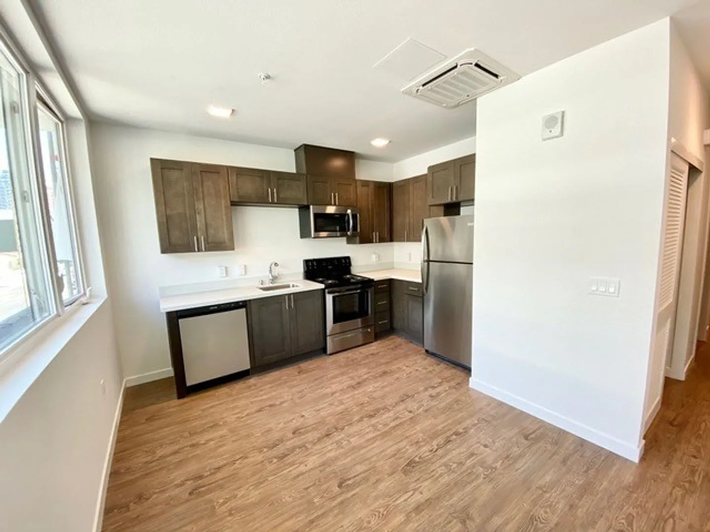 1836 Columbia Street — Photo 2