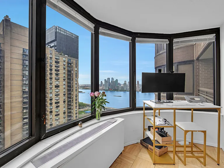 330 E 38th St #31H — Photo 7