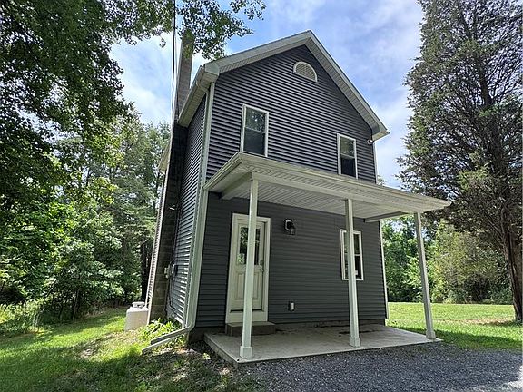 2nd image of 130 Hidden Spur Rd E