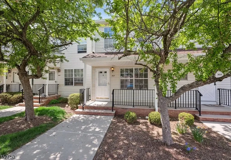 907 Wetherburn Ct — Photo 2
