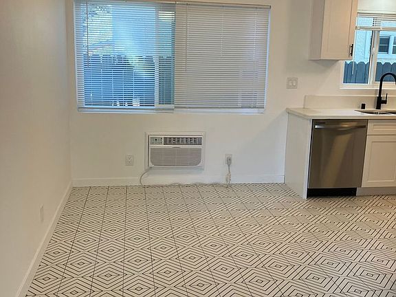 4th image of 5115 Clinton St #3