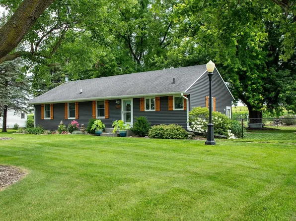 409 30th St SE, Waverly, IA 50677