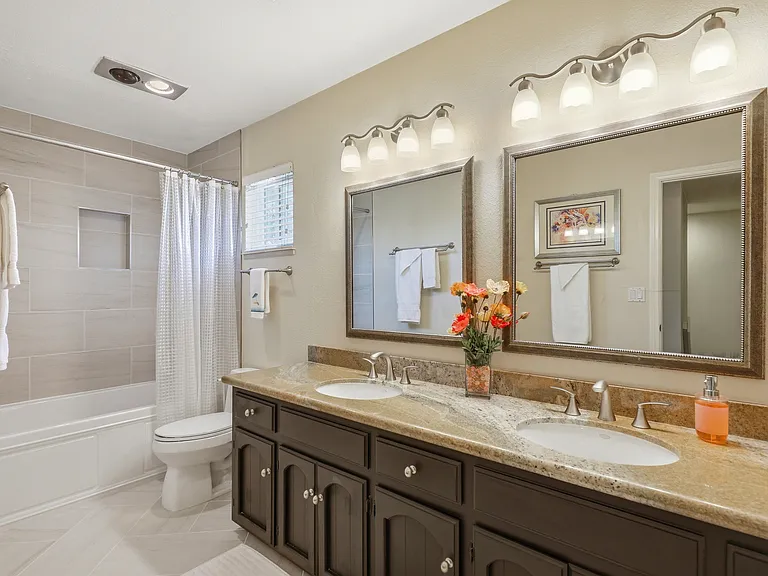 Upstairs hall bath - two sinks & tub / shower