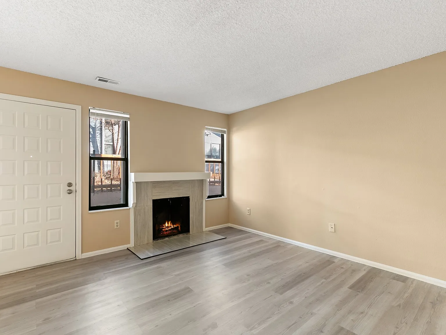 2 bed, 1.5 bath, 1003 sqft, $1,600 — Photo 2