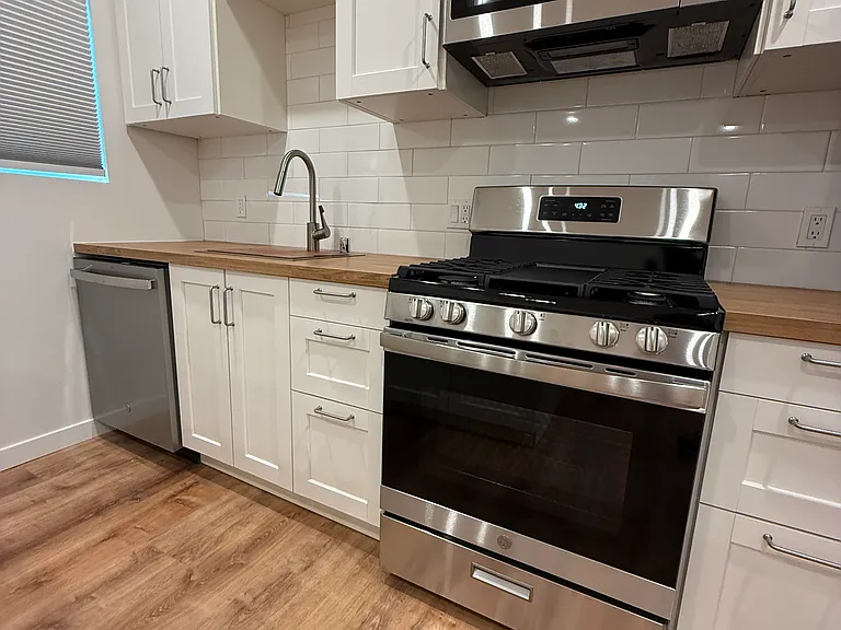 1509 N Hollywood Way #B — Photo 2