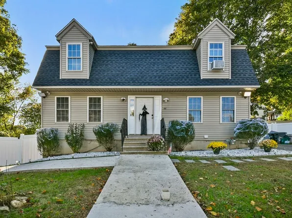 44 Catalpa Cir, Worcester, MA 01603