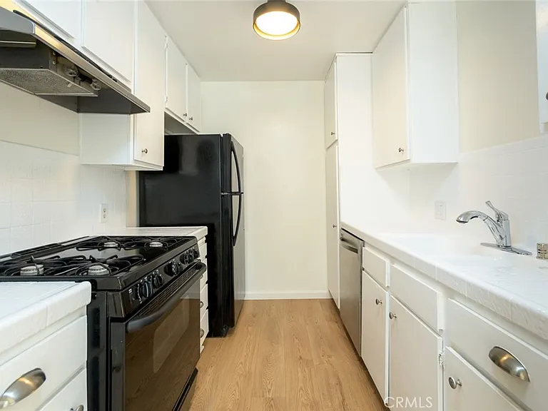 241 N Kenwood St #2 — Photo 6