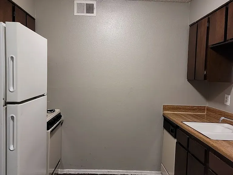 Bryant Grove Apartments — Photo 8
