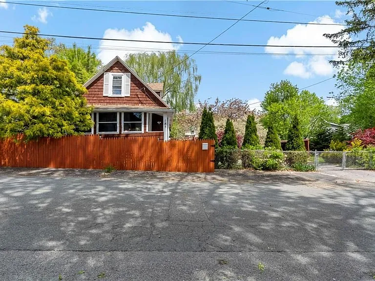185 Ottawa Ave — Photo 1