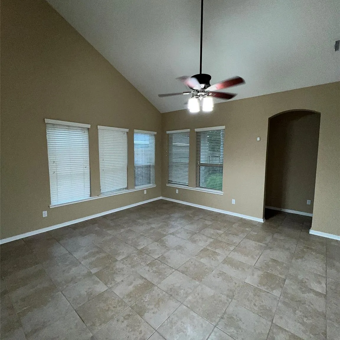 4 bed, 2.5 bath, 2832 sqft, $2,500 — Photo 4