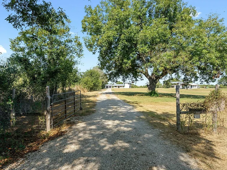 1802 Man O War Dr — Photo 28