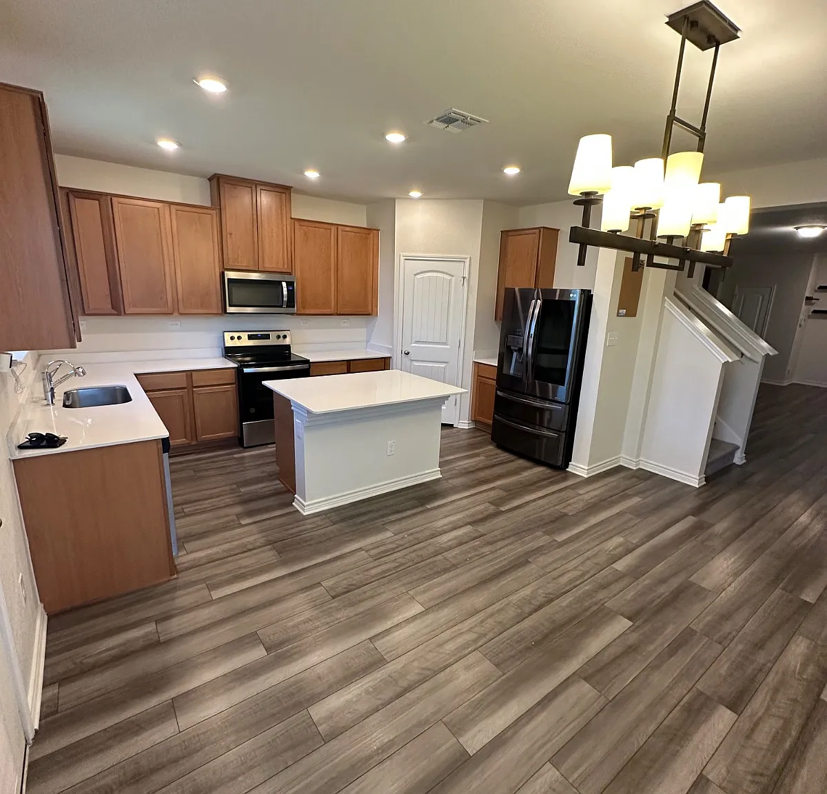 4 bed, 2.5 bath, 2578 sqft, $2,400 — Photo 2