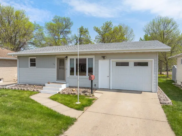 16 20th St NW, Minot, ND 58703