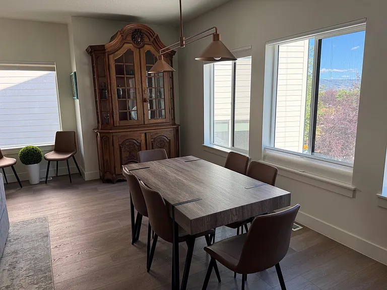 Main level dining area
