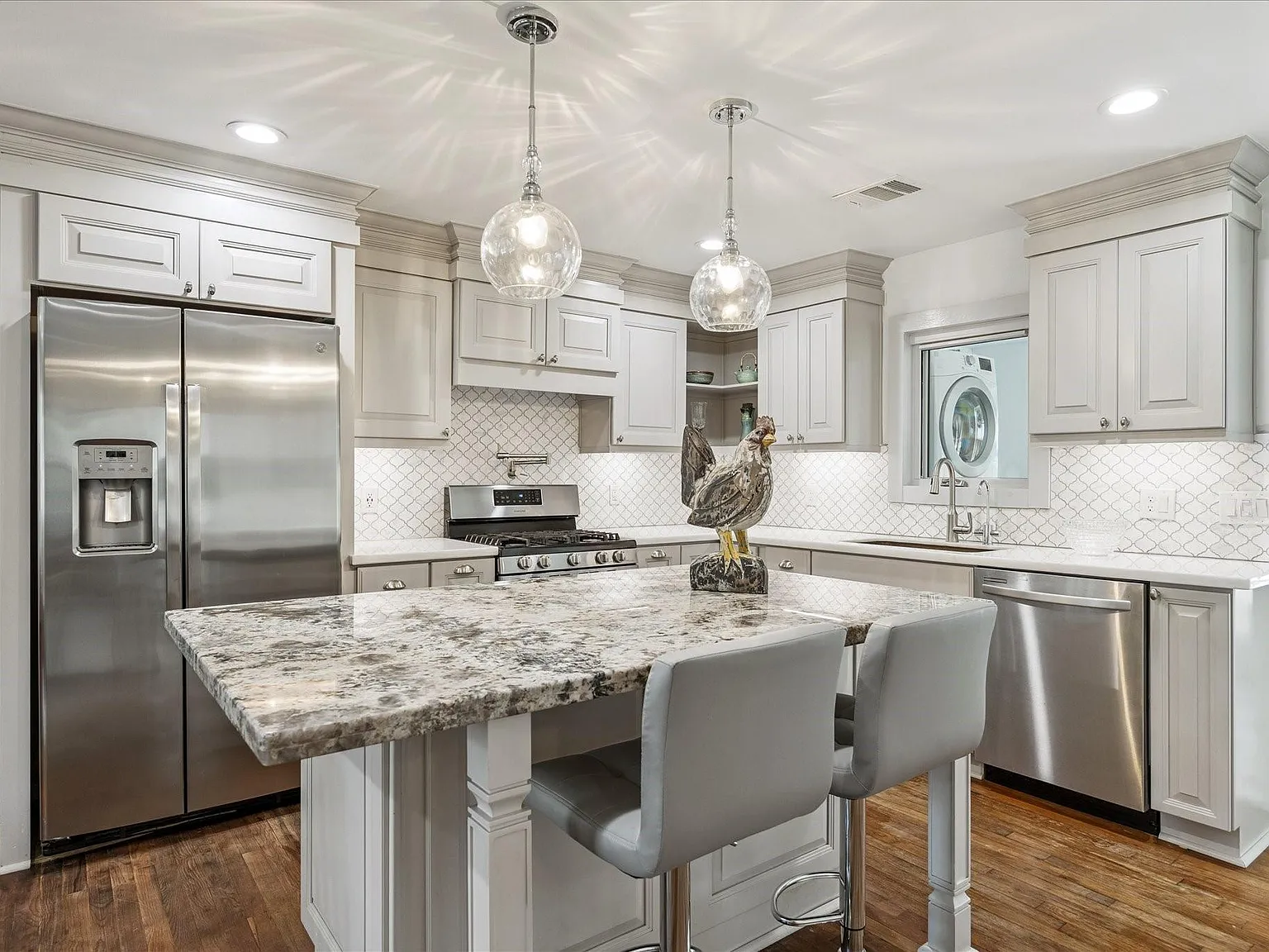 2 bed, 1.0 bath, 1012 sqft, $3,100 — Photo 2