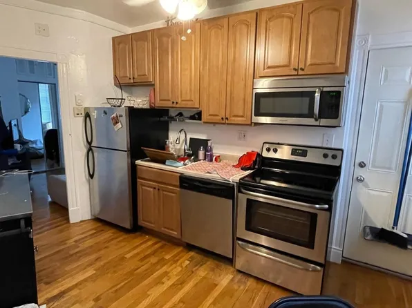 9 Charter St APT 3R, Boston, MA 02113