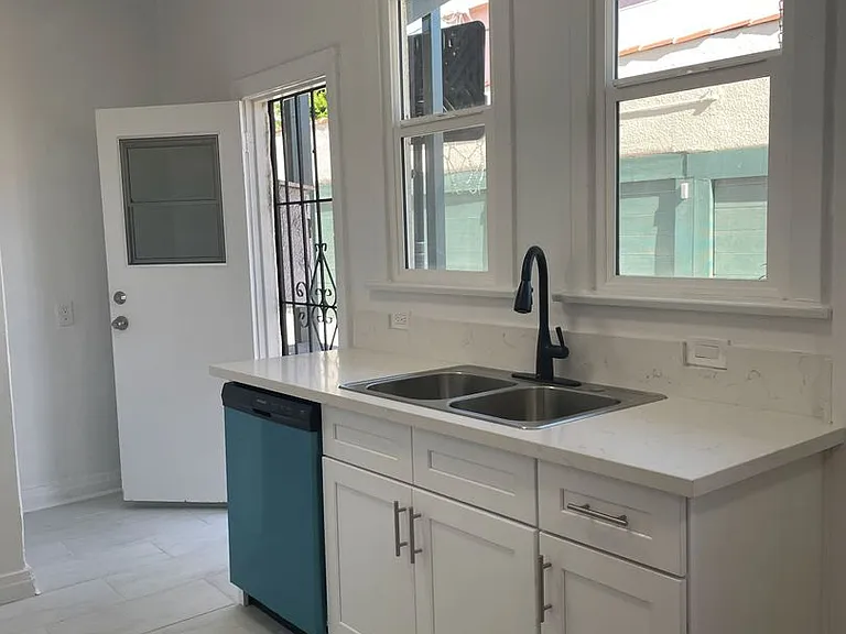 1002 N Sweetzer Ave — Photo 16