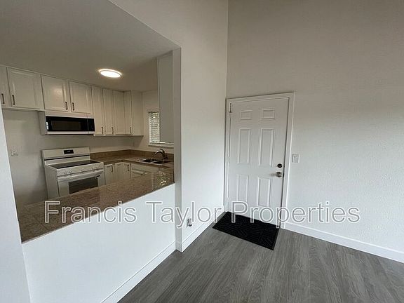 4th image of 1050 Rock Springs Rd Unit 212