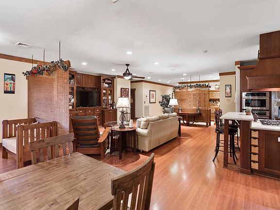 5th image of 209 Windmeade Cir